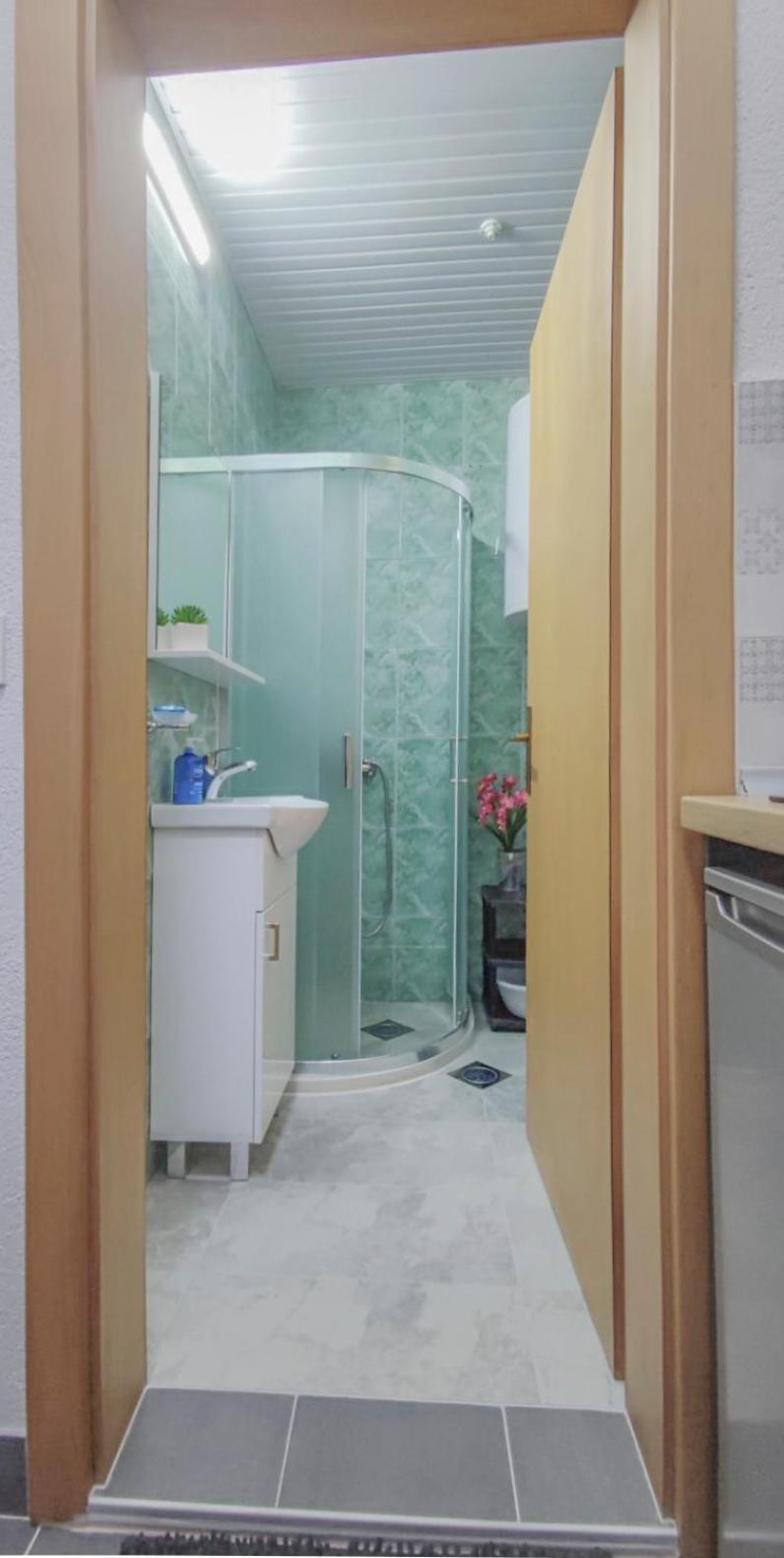 Care's studio apartment Ohrid Esterno foto